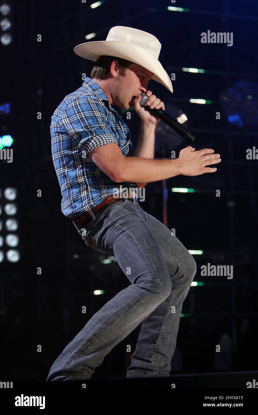 Justin Moore suona dal vivo al CMA Music Festival 2010 che si tiene presso il LP Field di Nashville, USA. Foto Stock