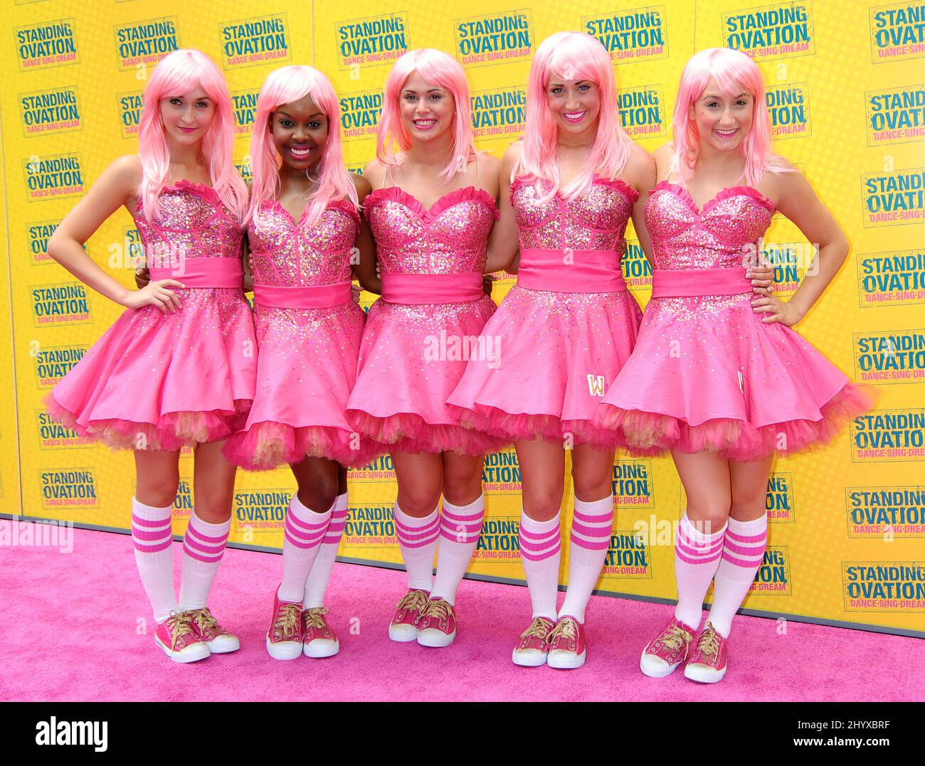 London Clark, Erika Corvette, Jeana Zettler, Devon Jordan e Ashley Cutrona alla prima del film per Standing Ovation, di Kenilworth Films, Universal City, California. Luglio 10, 2010. Foto Stock