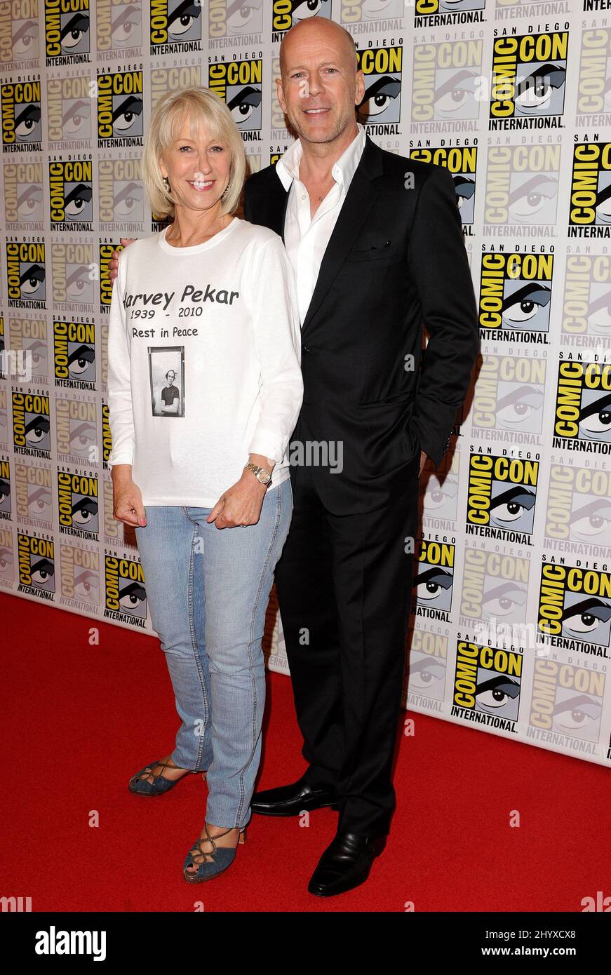 Helen Mirren e Bruce Willis al giorno uno dei 2010 Comic con International, tenuto presso il San Diego Convention Center, California. Foto Stock