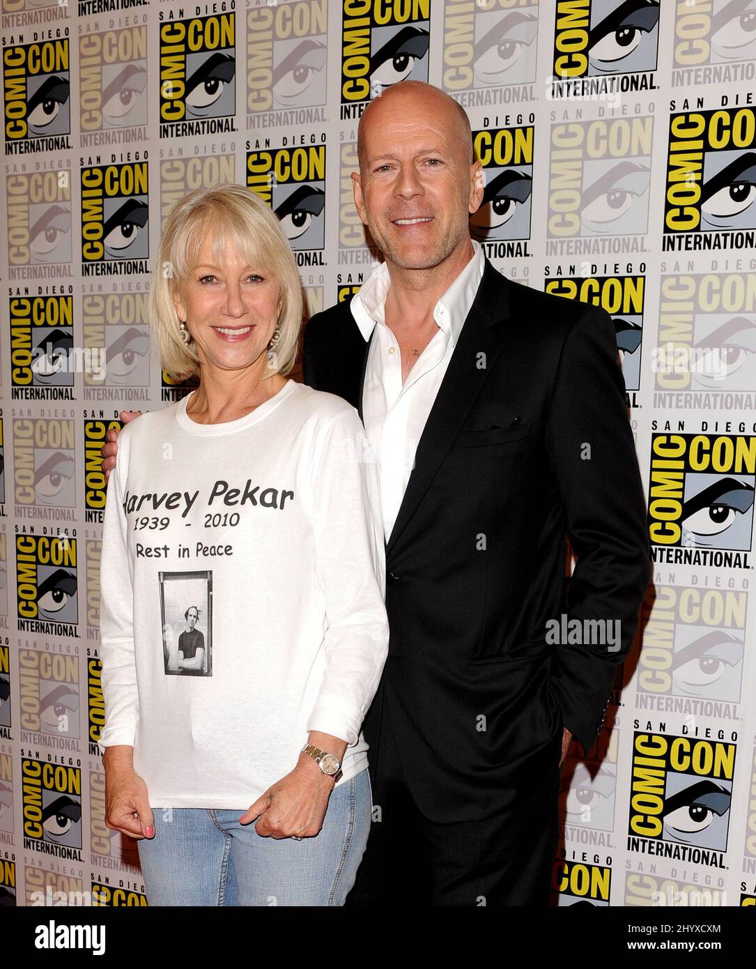 Helen Mirren e Bruce Willis al giorno uno dei 2010 Comic con International, tenuto presso il San Diego Convention Center, California. Foto Stock