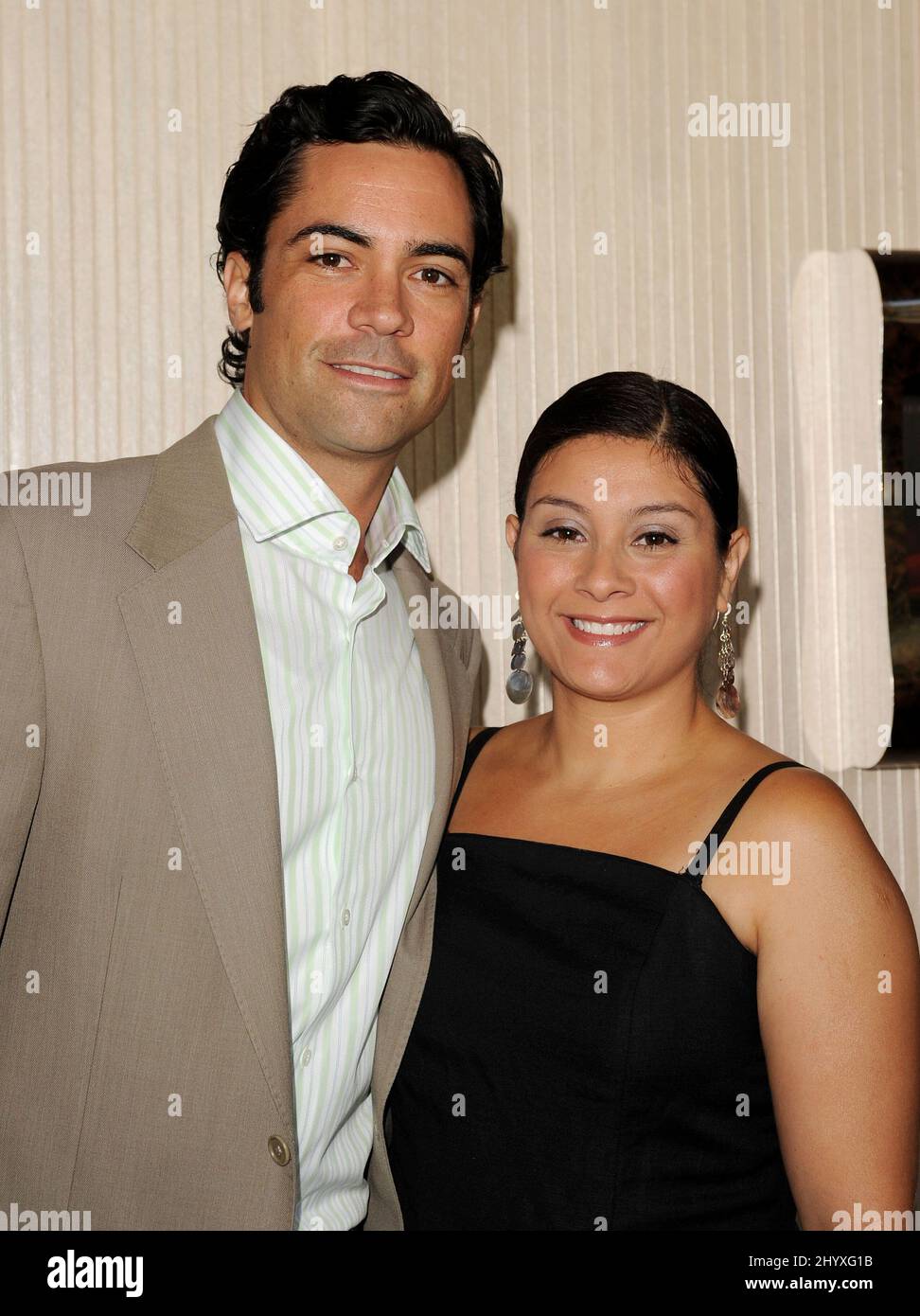 Danny Pino e sua moglie durante l'annuale Imagen Awards 2010 tenuto al Beverly Hilton, California Foto Stock