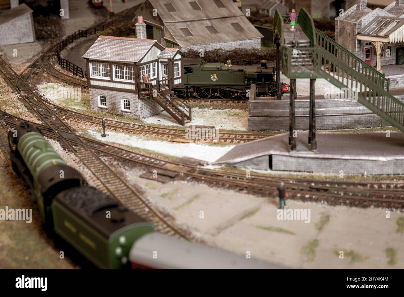 Modello di struttura ferroviaria con scatola del segnale e locomotive Foto Stock