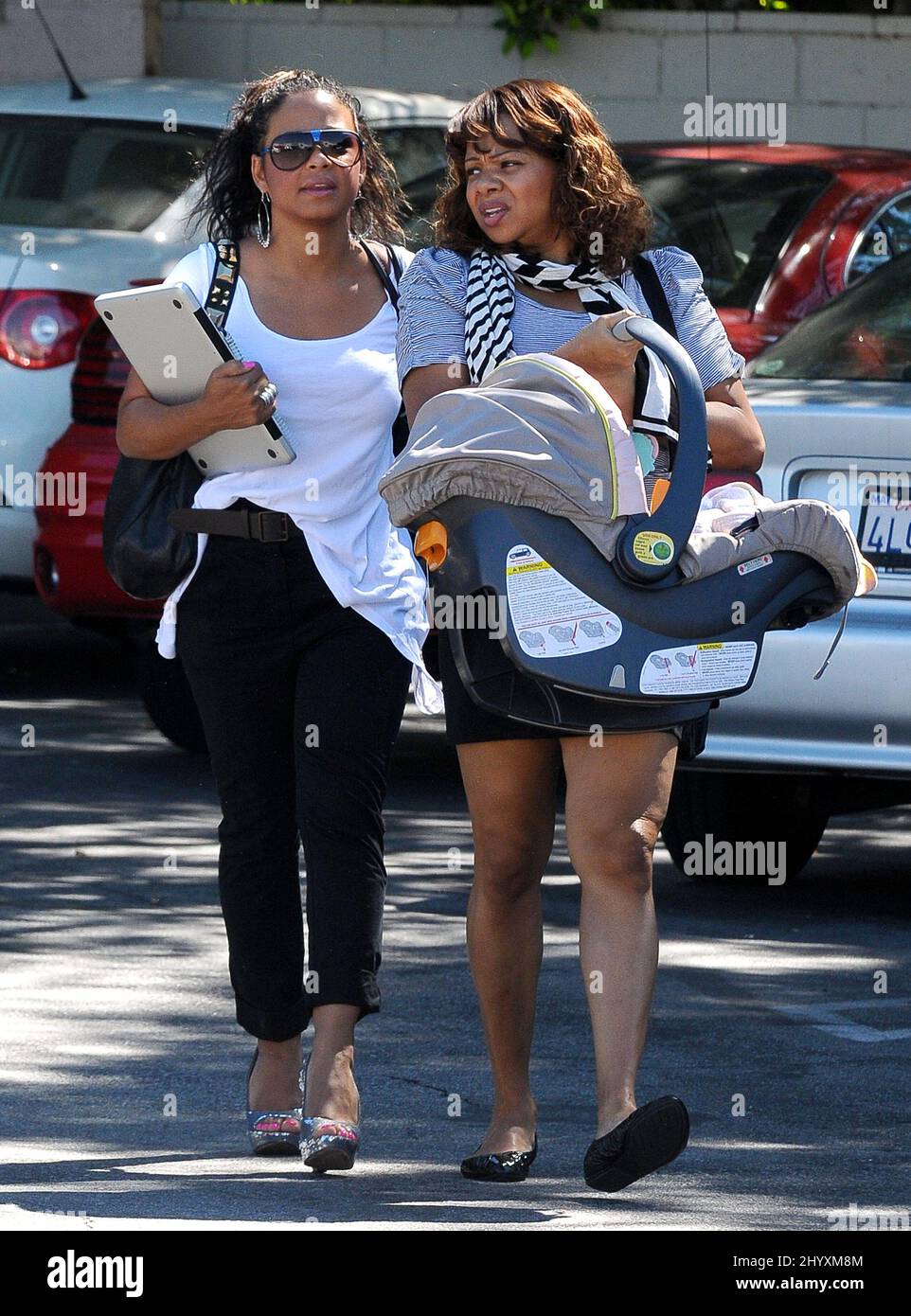 Christina Milian con sua figlia Violet e sua madre sono visti fuori e circa a Studio City in California, Stati Uniti. Foto Stock