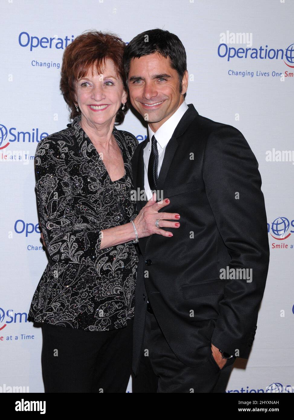 John Stamos e Loretta Stamos all'operazione Smile's 9th, annuale gala del sorriso, che si tiene presso il Beverly Hilton Hotel di Beverly Hills. Foto Stock