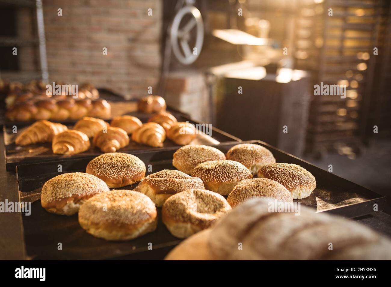 Vari panini e panini in teglia da forno disposti sul tavolo Foto Stock