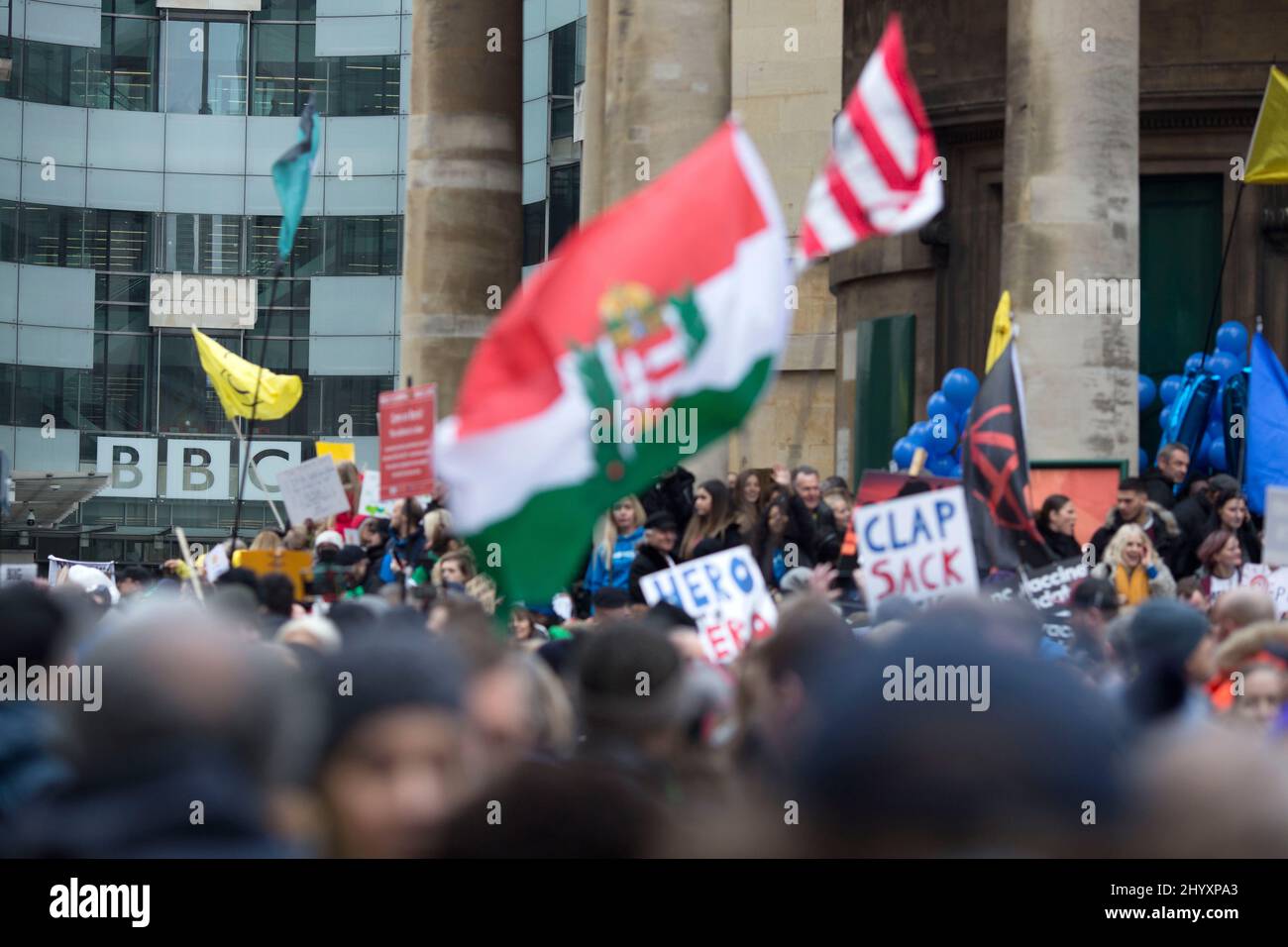 I partecipanti si riuniscono per un World Wide Rally for Freedom davanti alla BBC Broadcasting House di Londra. Foto Stock