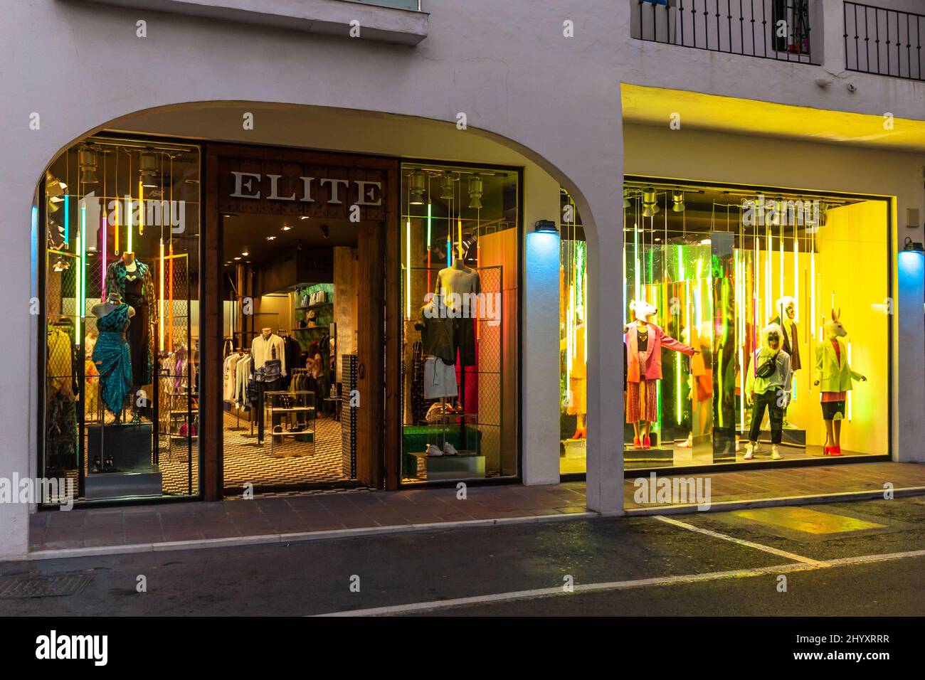 Porto di Puerto Banus nella città di Marbella. Una delle zone più costose ed esclusive di Marbella. Fotografia notturna dello stile di vita notturno con shoppin Foto Stock
