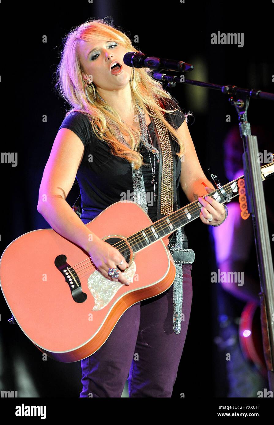 Miranda Lambert si esibisce durante il suo Revolution Tour 2010 al Durham Bulls Stadium di Durham, North Carolina. Foto Stock