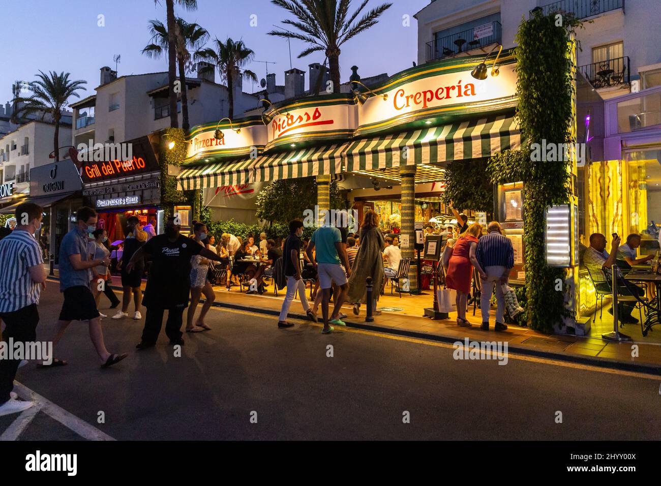 Porto di Puerto Banus nella città di Marbella. Una delle zone più costose ed esclusive di Marbella. Fotografia notturna Foto Stock