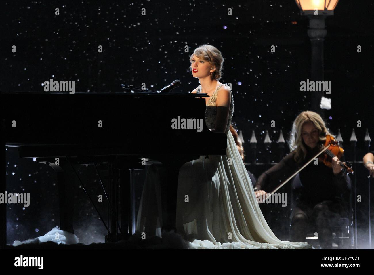 Taylor Swift è in palcoscenico ai premi annuali CMA 44th che si tengono alla Bridgestone Arena di Nashville, USA. Foto Stock