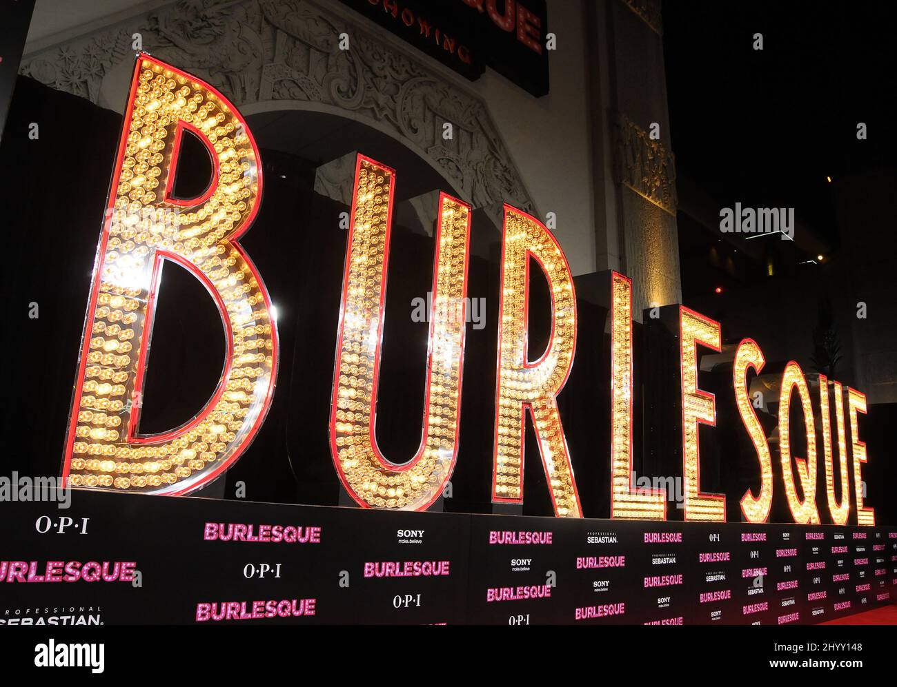 Atmosfera al 'Burlesque' Los Angeles premiere tenuto al Grauman's Chinese Theatre, California. Foto Stock
