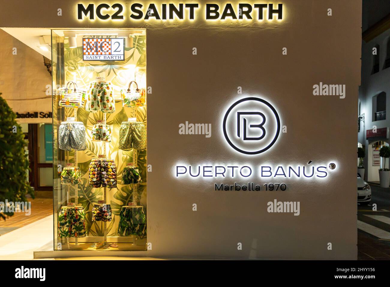 Cartello Puerto Banus , illuminato di notte. Famouse destinazione di viaggio e posizione a Marbella - Costa del Sol. Area commerciale, ristoranti Foto Stock