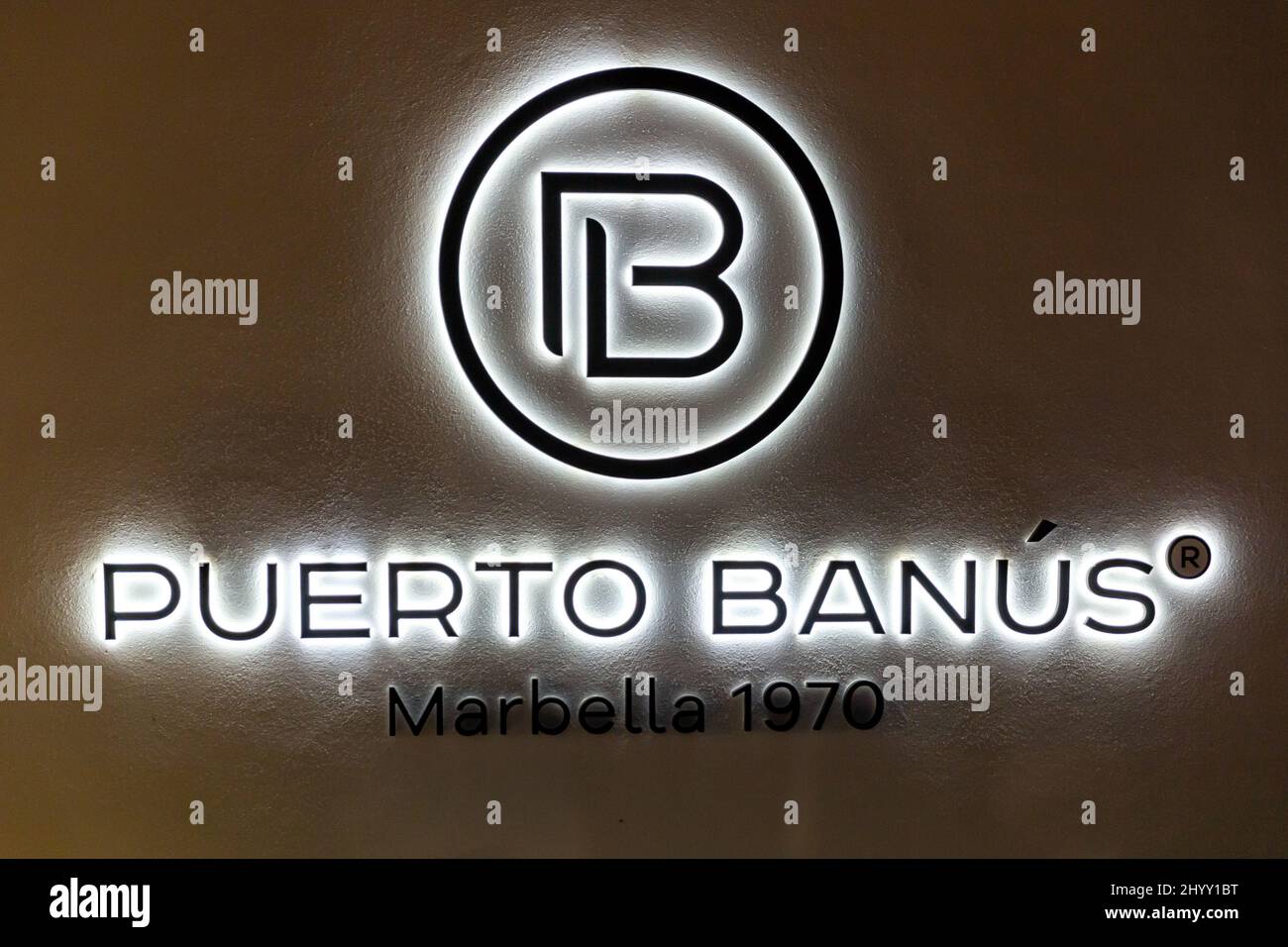 Cartello Puerto Banus , illuminato di notte. Famouse destinazione di viaggio e posizione a Marbella - Costa del Sol. Area commerciale, ristoranti Foto Stock