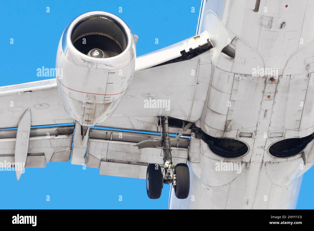 Motore jet in metallo lucido, ala con paraspruzzi, telaio in gomma, primo piano prima dell'atterraggio in aeroporto Foto Stock Motore jet in metallo lucido, ala con paraspruzzi, telaio in gomma, primo piano prima dell'atterraggio in aeroporto Foto Stock