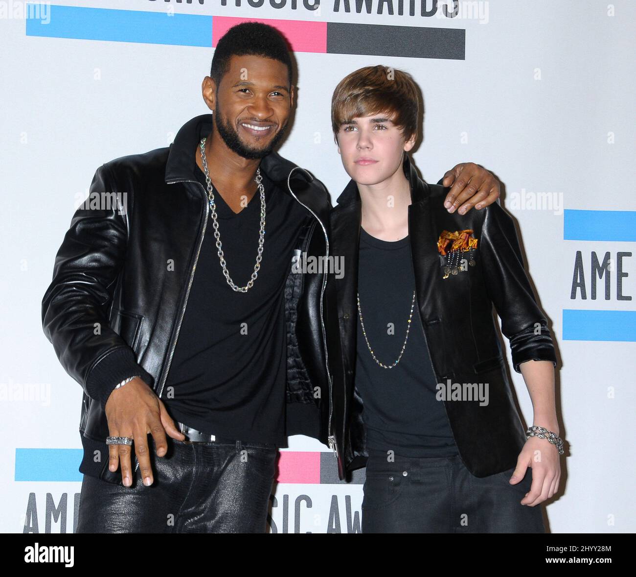 Usher e Justin Bieber nella sala stampa al 38th annuale American Music Awards al Nokia Live il 21 novembre 2010 a Los Angeles, California. Foto Stock