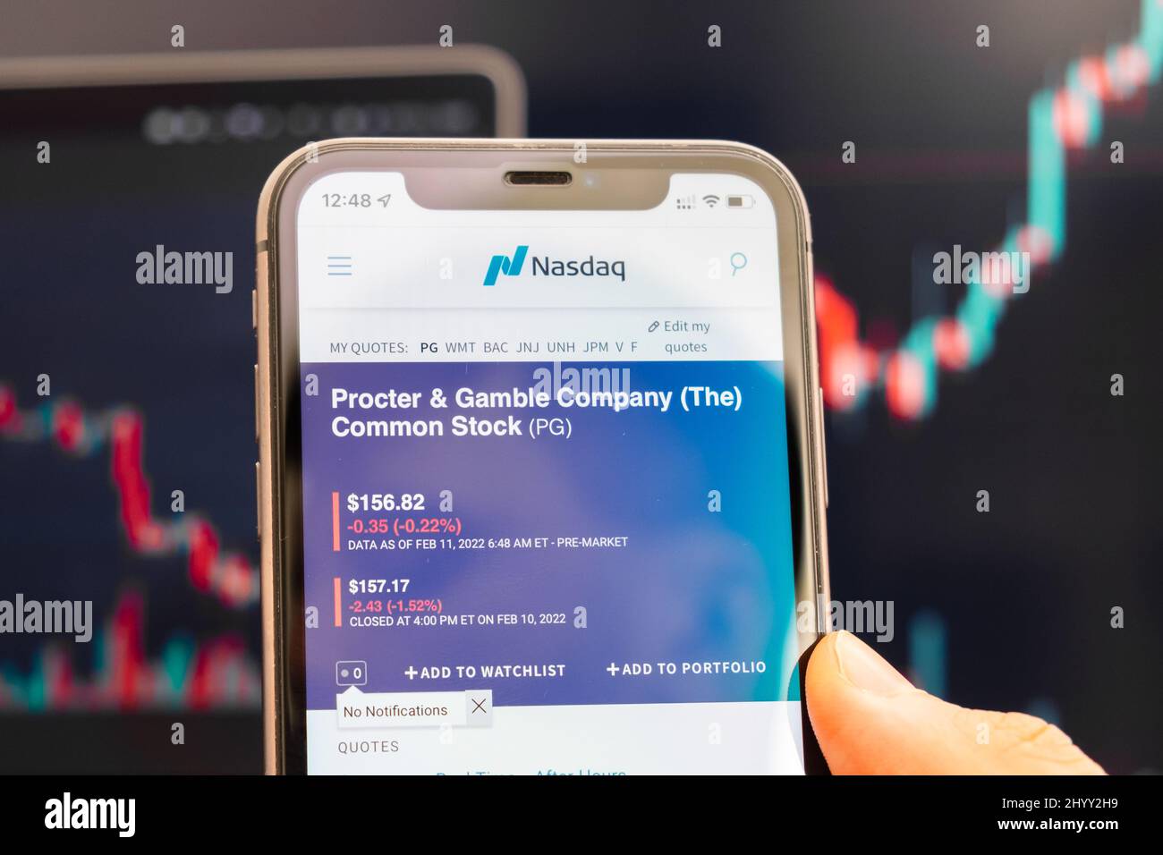 Procter e Gamble Company logo del prezzo di stock sullo schermo di smartphone in mano mans con cambiamento di tendenza sul grafico sullo sfondo, 2022 febbraio, San Francisco, USA. Foto Stock