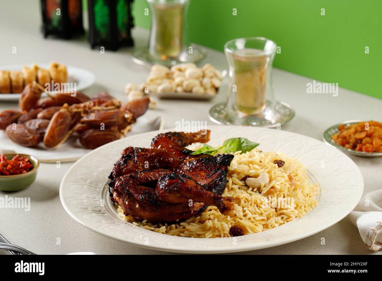 Kabsa, piatto arabo di riso basmati a grana lunga, Pollo intero arrosto, cipolla, Spezie (Cardamom, Saffron, Cannella, foglie di baia), condimento con Rais Foto Stock