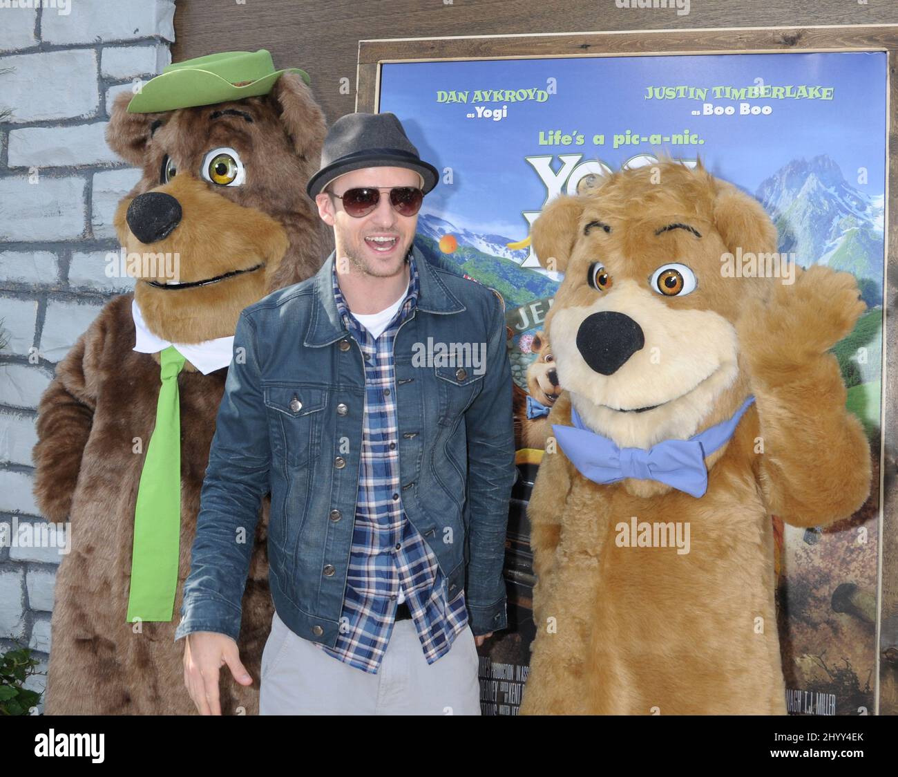Yogi Bear, Justin Timberlake e Boo Bear alla prima "Yogi Bear" tenutasi al Mann Village Theatre di Los Angeles. Foto Stock