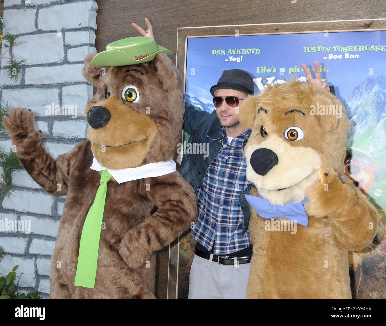 Yogi Bear, Justin Timberlake e Boo Bear alla prima "Yogi Bear" tenutasi al Mann Village Theatre di Los Angeles. Foto Stock