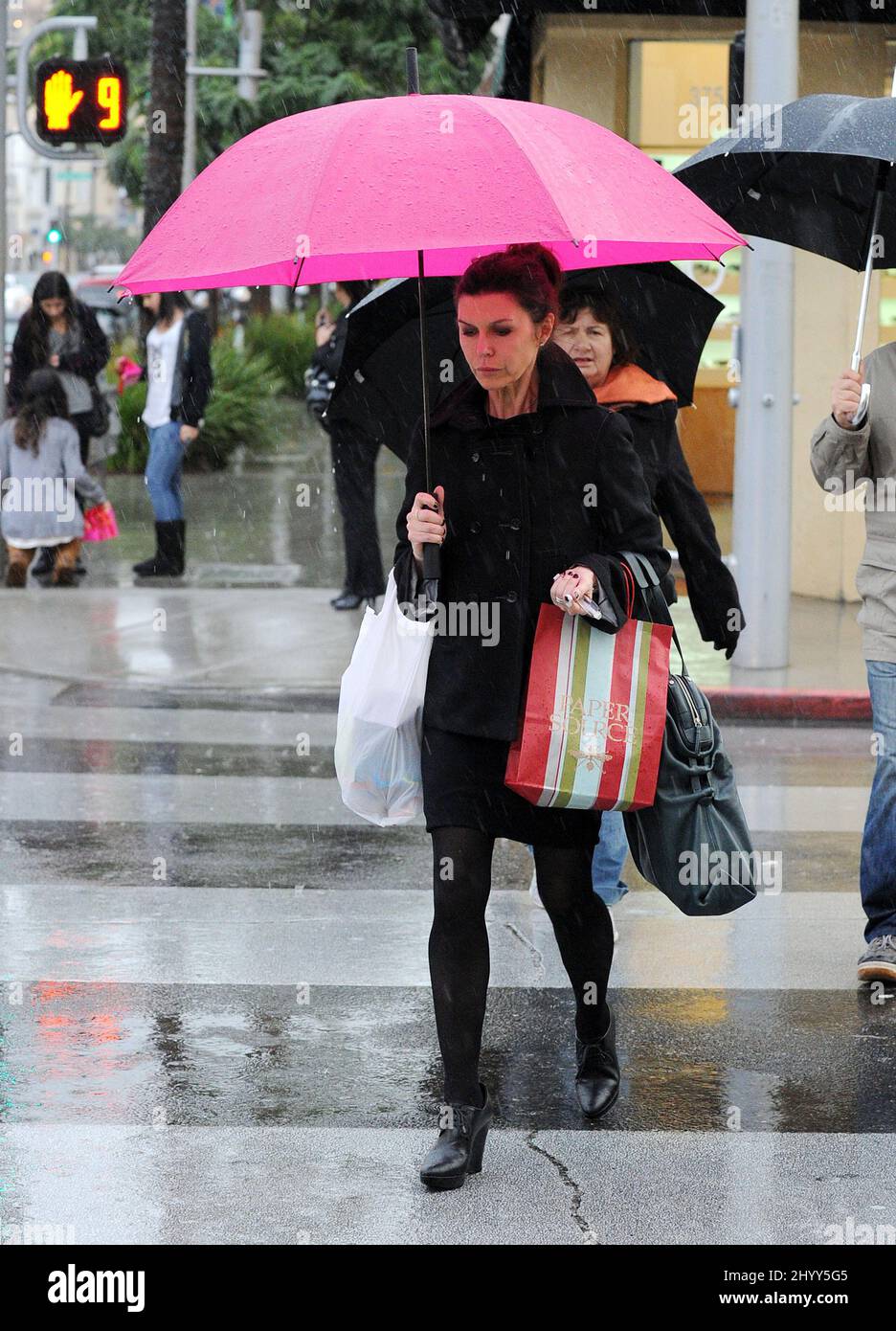 Finola Hughes shopping sotto la pioggia su Rodeo Dr. A Beverly Hills. Foto Stock