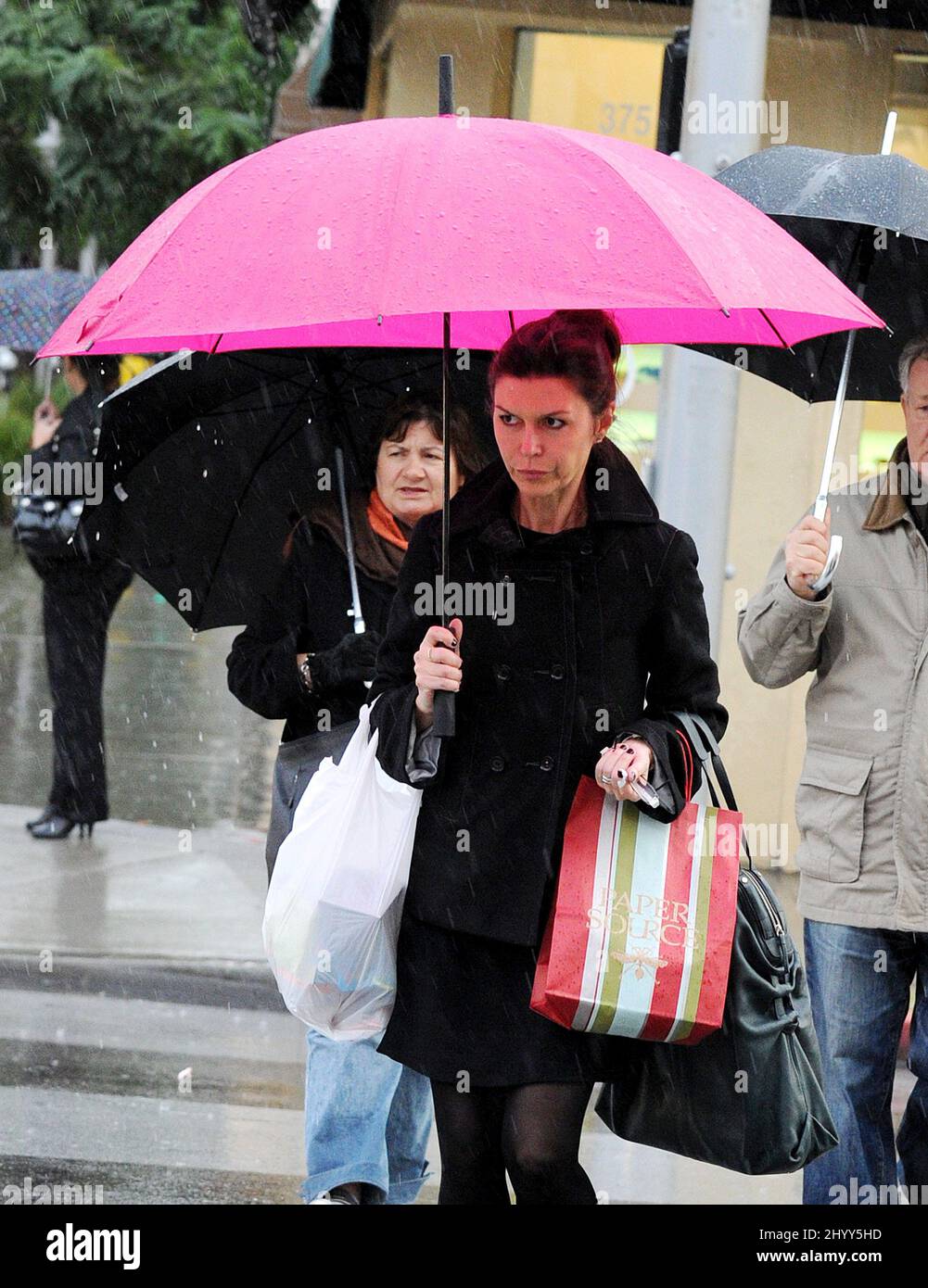 Finola Hughes shopping sotto la pioggia su Rodeo Dr. A Beverly Hills. Foto Stock