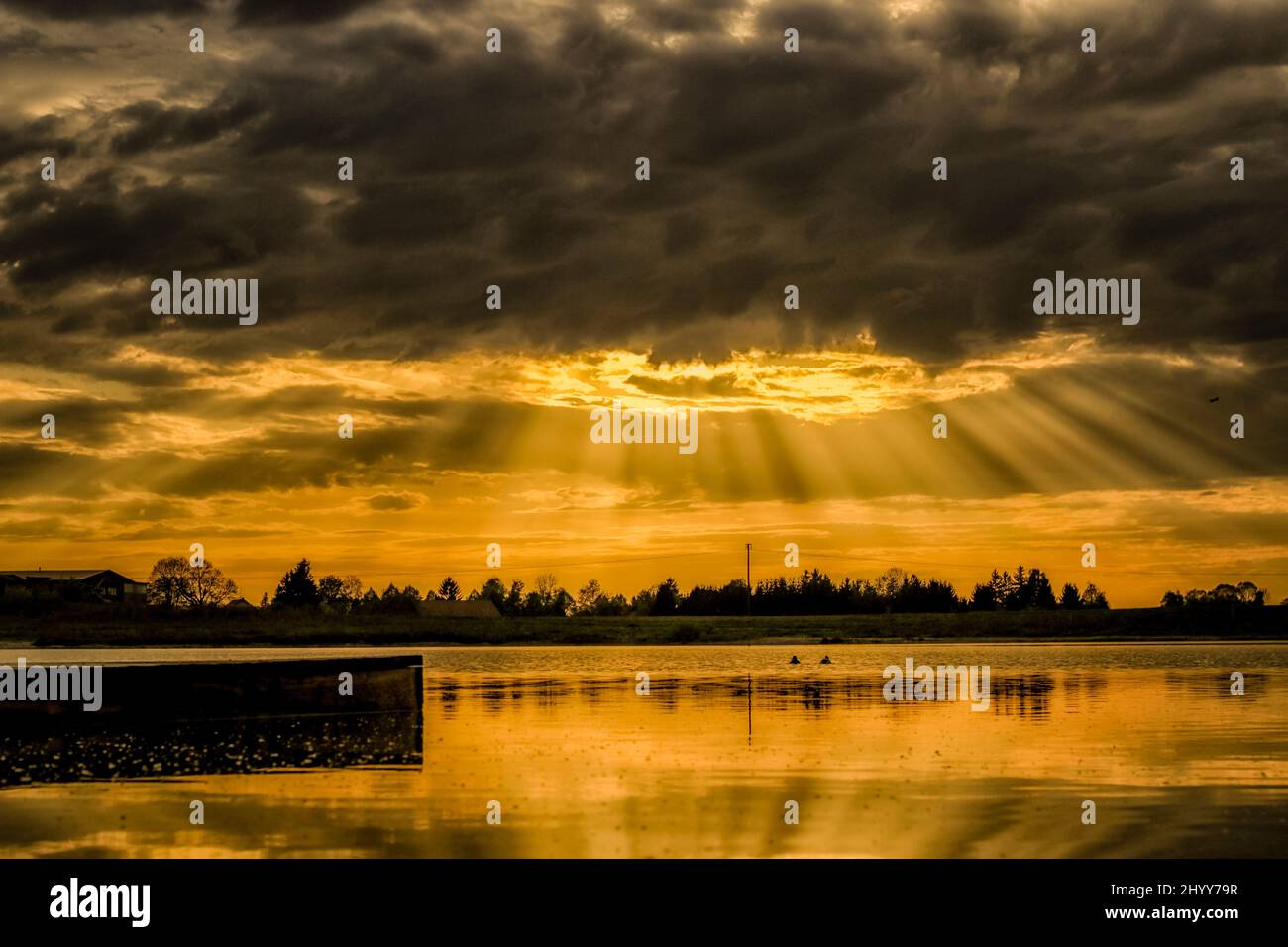 Crepuscolo degli dei - Götterdämmerung, Ragnarök, Ragnarok, BookCover - Sonnenlicht durch die Wolken auf einem See. alba, tramonto, Sonnenuntergang Foto Stock