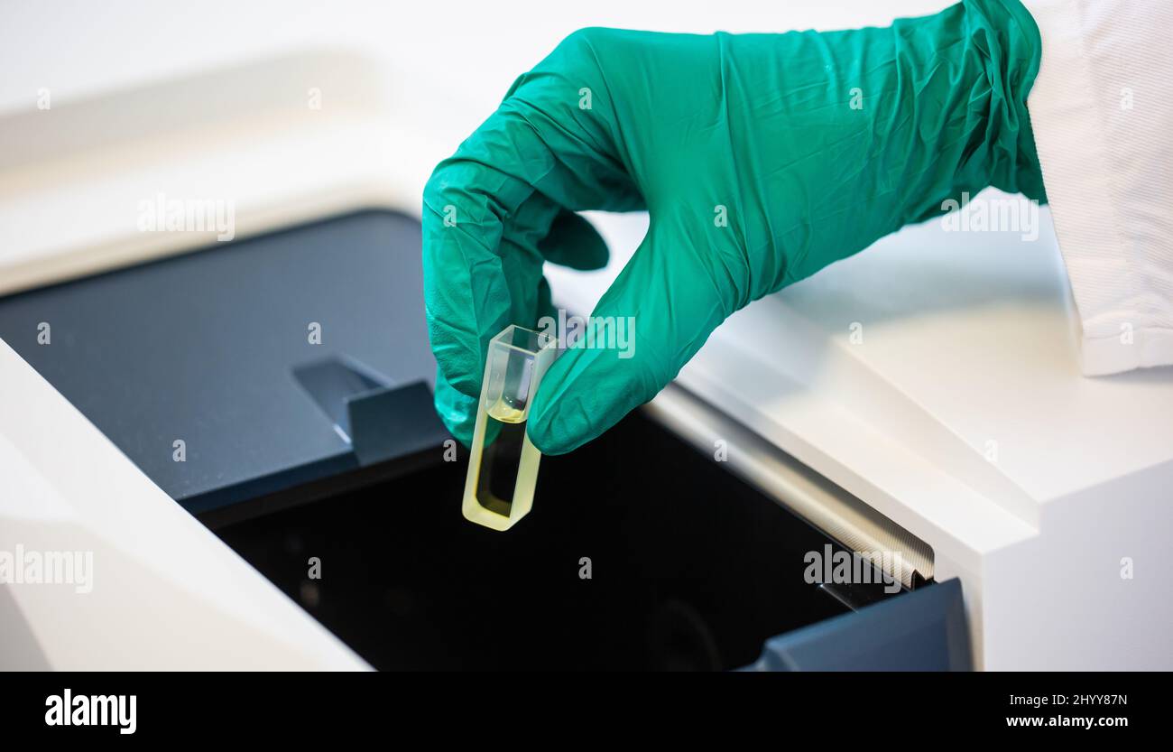 Primo piano delle mani del farmacista con il vaccino sviluppato, una produzione di farmaci e sviluppare il concetto Foto Stock