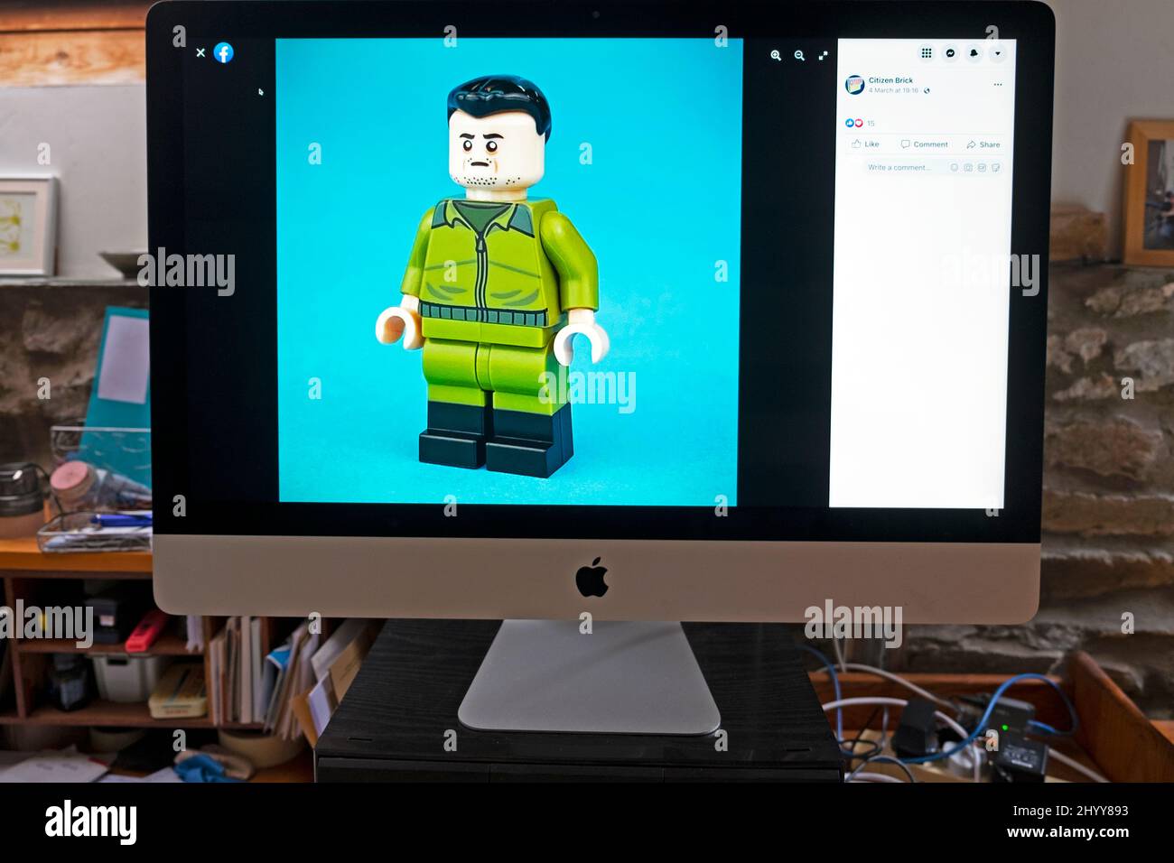 Il presidente ucraino Volodymyr Zelensky Zelenskyy Zelenskiy minifigura lego realizzata da Citizen Brick sullo schermo del computer 2022 Foto Stock