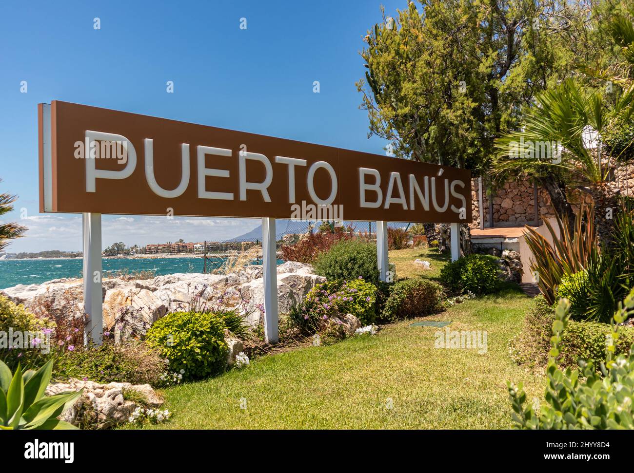Puerto Banus segno in famouse destinazione di viaggio e porto di lusso di Marbella - Costa del Sol. Area shopping, ristoranti, vita notturna. Foto Stock