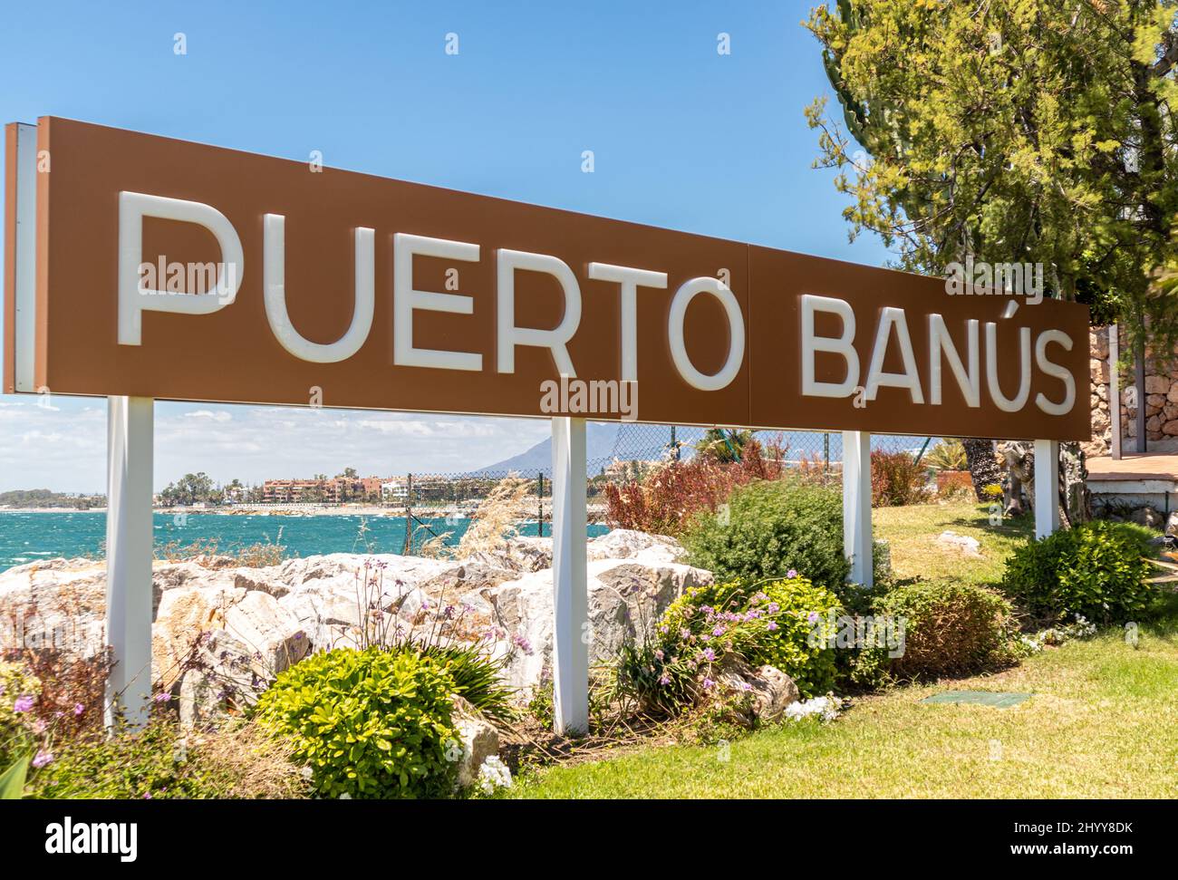 Puerto Banus segno in famouse destinazione di viaggio e porto di lusso di Marbella - Costa del Sol. Area shopping, ristoranti, vita notturna. Foto Stock