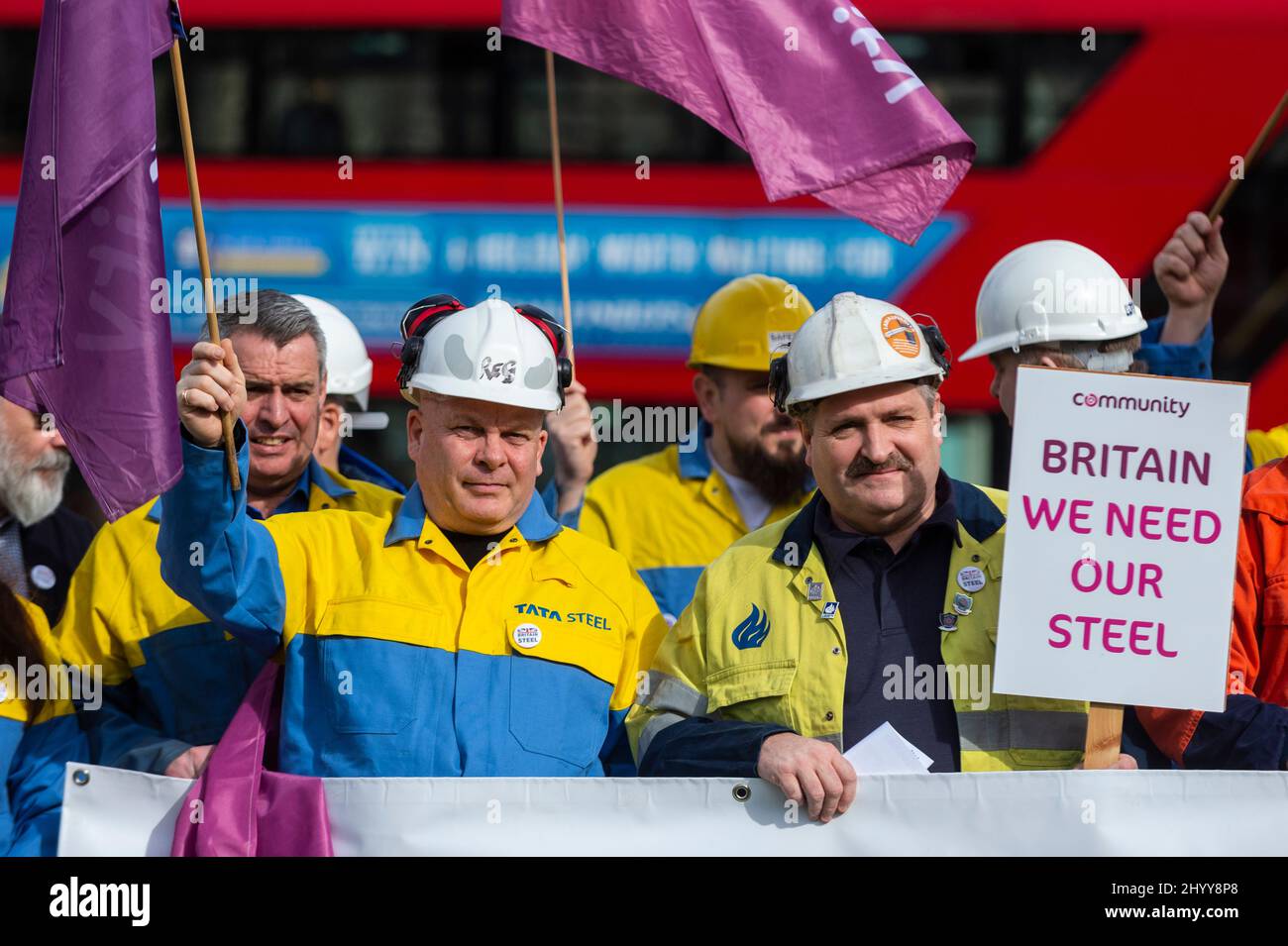 Londra, Regno Unito. 15 marzo 2022. I lavoratori siderurgici di tutto il paese protestano in Piazza del Parlamento chiedendo l'intervento del governo e il sostegno contro l'aumento dei costi energetici e dei costi della decarbonizzazione. Essi chiedono inoltre accordi reciproci con l'UE per consentire la vendita di acciaio britannico negli Stati Uniti. Attualmente, la vendita di acciaio britannico agli Stati Uniti è imbarazzata a seguito della politica amministrativa di Trump. Credit: Stephen Chung / Alamy Live News Foto Stock