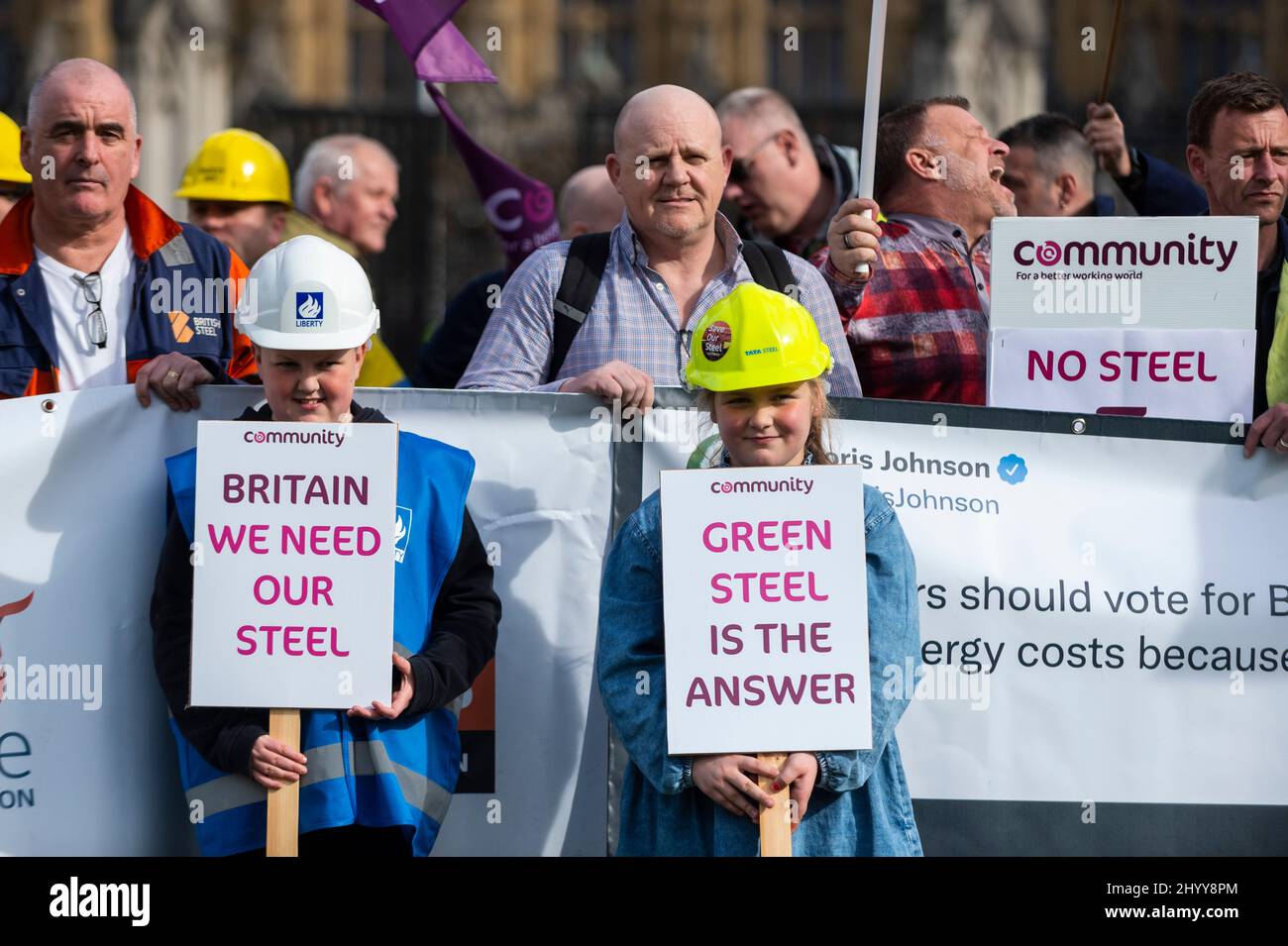 Londra, Regno Unito. 15 marzo 2022. I lavoratori siderurgici di tutto il paese protestano in Piazza del Parlamento chiedendo l'intervento del governo e il sostegno contro l'aumento dei costi energetici e dei costi della decarbonizzazione. Essi chiedono inoltre accordi reciproci con l'UE per consentire la vendita di acciaio britannico negli Stati Uniti. Attualmente, la vendita di acciaio britannico agli Stati Uniti è imbarazzata a seguito della politica amministrativa di Trump. Credit: Stephen Chung / Alamy Live News Foto Stock