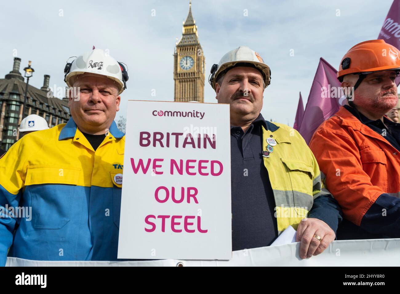 Londra, Regno Unito. 15 marzo 2022. I lavoratori siderurgici di tutto il paese protestano in Piazza del Parlamento chiedendo l'intervento del governo e il sostegno contro l'aumento dei costi energetici e dei costi della decarbonizzazione. Essi chiedono inoltre accordi reciproci con l'UE per consentire la vendita di acciaio britannico negli Stati Uniti. Attualmente, la vendita di acciaio britannico agli Stati Uniti è imbarazzata a seguito della politica amministrativa di Trump. Credit: Stephen Chung / Alamy Live News Foto Stock