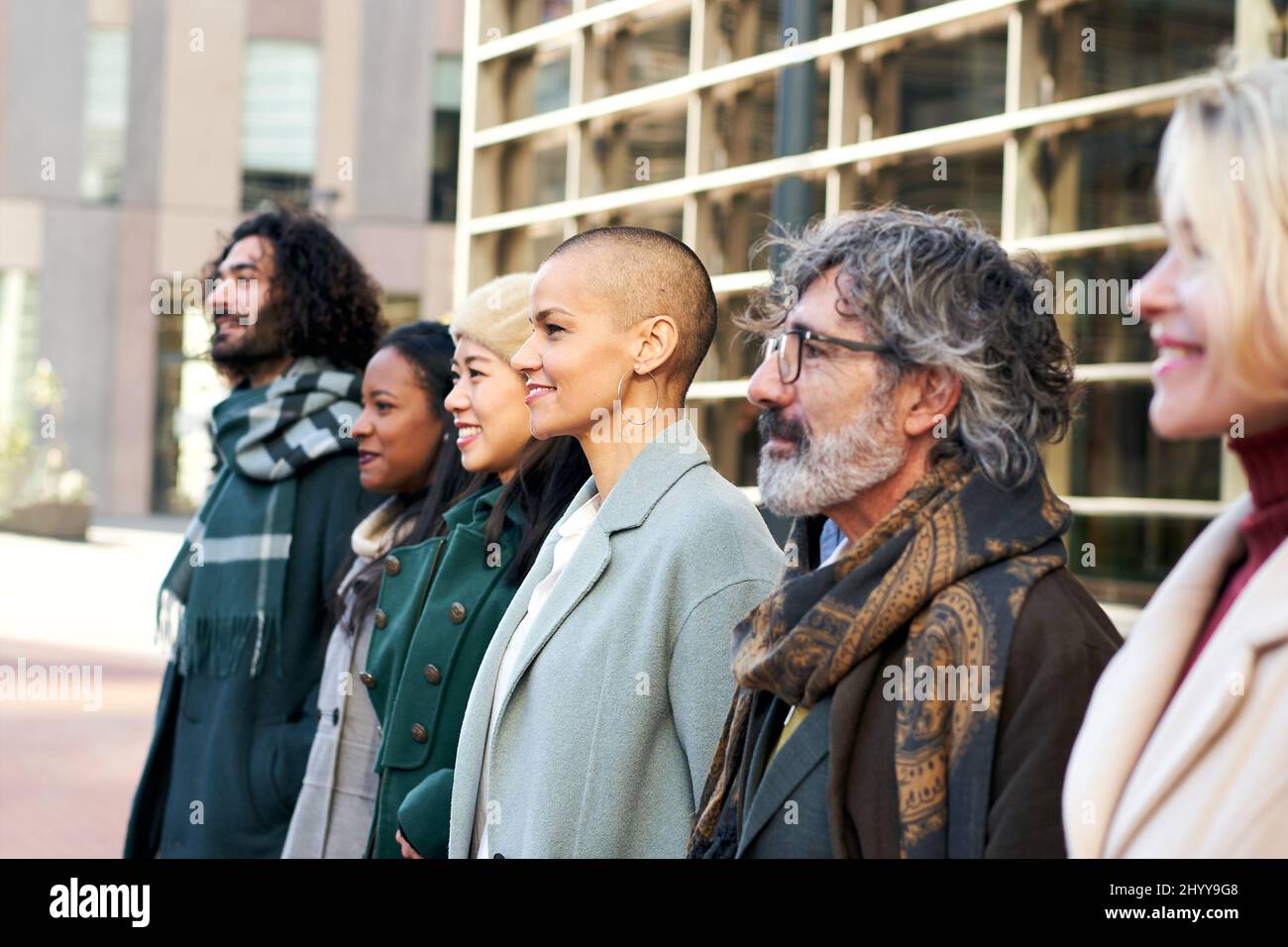 Diversi volti di gruppo di diverse età e razze con un aspetto aziendale. Ritratto all'aperto di persone d'affari Foto Stock