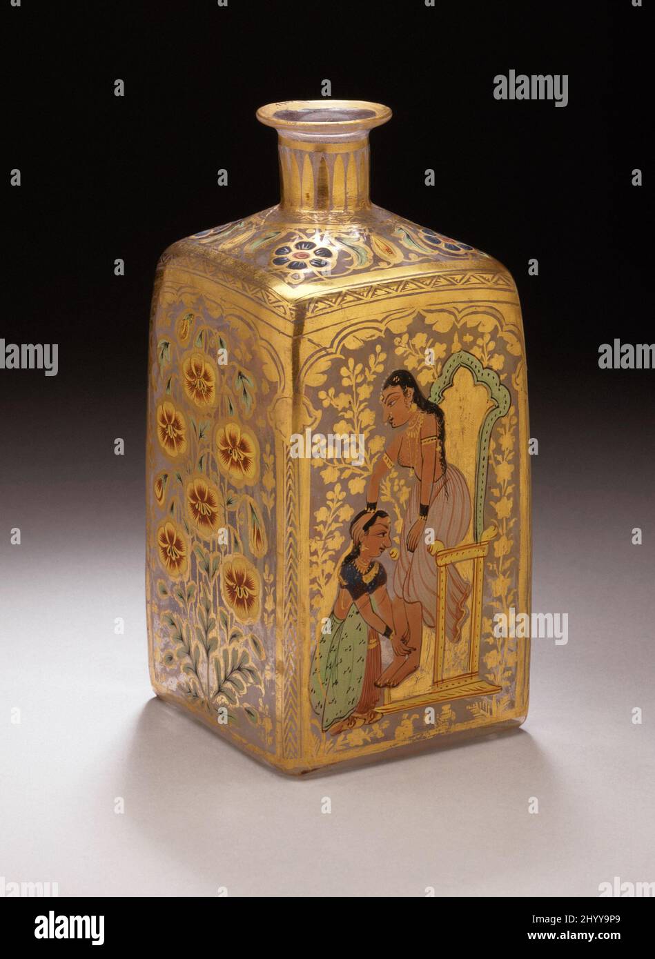 Flacone. India, Gujarat, Penisola di Kathiawar, circa 1725-1750. Mobili; Accessori. Vetro trasparente soffiato con smalto e doratura Foto Stock