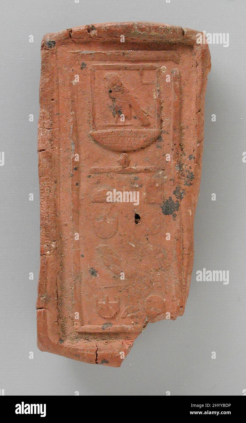 Sigillo impronta frammento con Nome di Dea Hathor. Egitto, probabilmente tardo periodo (724 - 343 a.C.). Attrezzi e attrezzatura; guarnizioni. Argilla Foto Stock