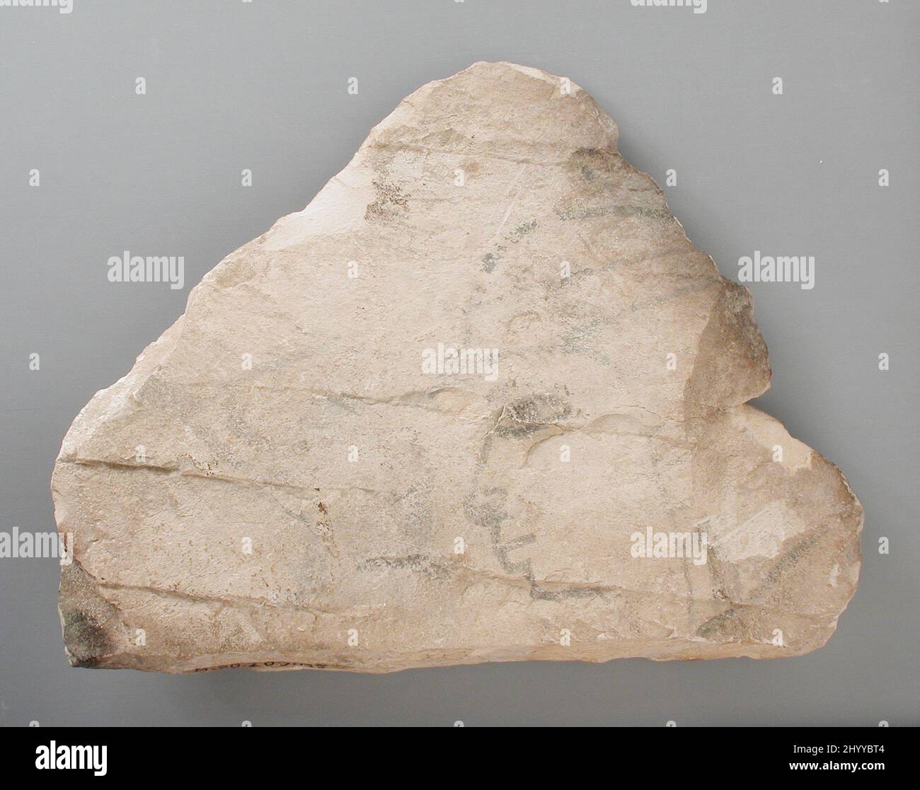 Ostracon inscritto con geroglifici e un volto. Egitto, nuovo Regno, periodo Ramesside, dinastia 19th e 20th (1315-1081 a.C.). Strumenti e attrezzature; straka. Calcare Foto Stock