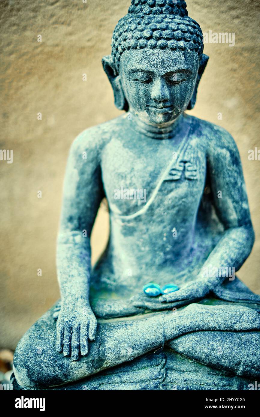 statua del buddha seduto su un giardino. Foto Stock