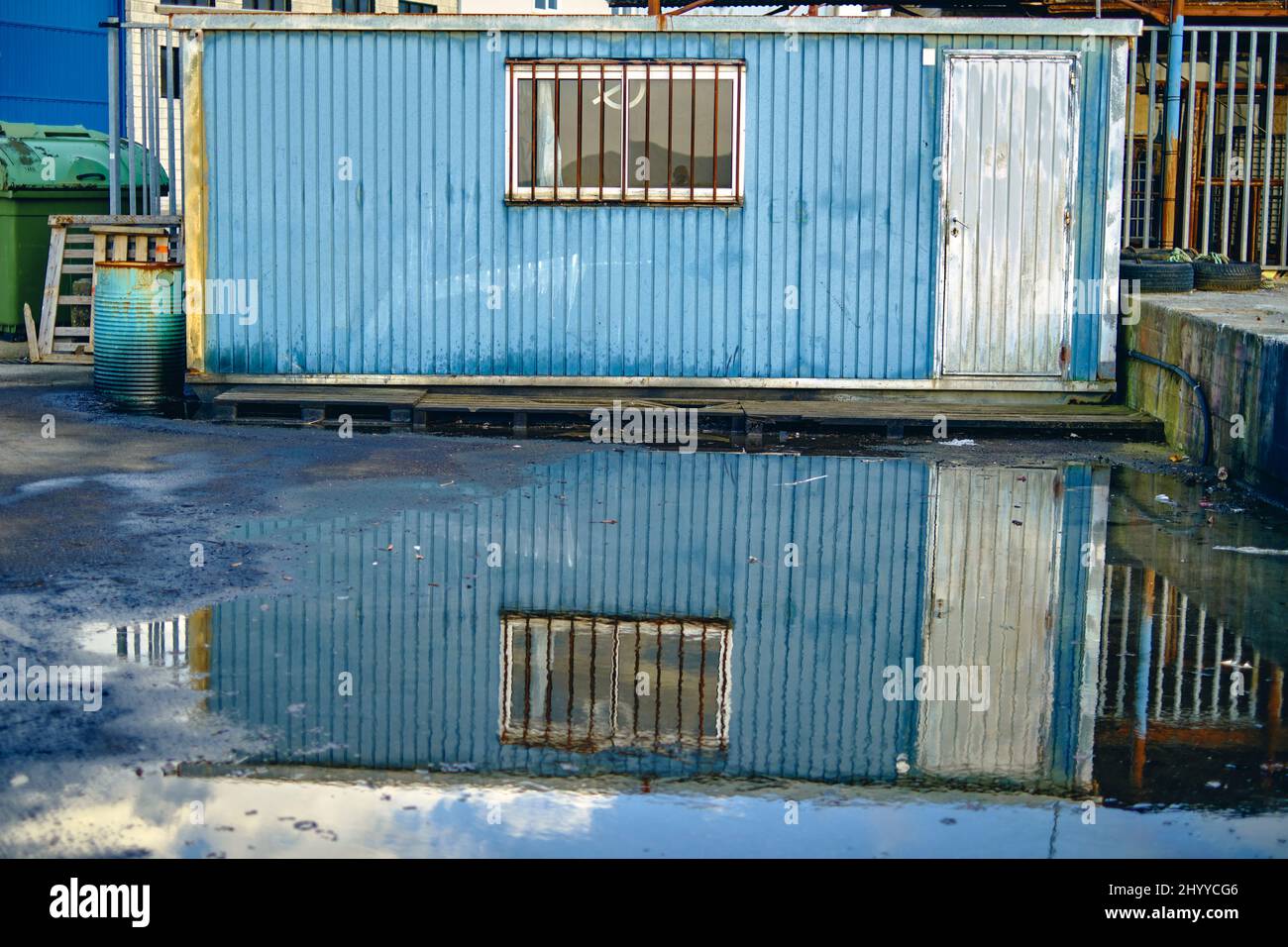 capannone in metallo arrugginito in un'area industriale. Cantabria, Spagna, Europa. Foto Stock