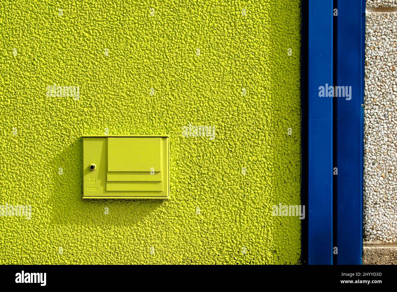 parete di colore giallo e blu su un esterno dell'edificio. Foto Stock