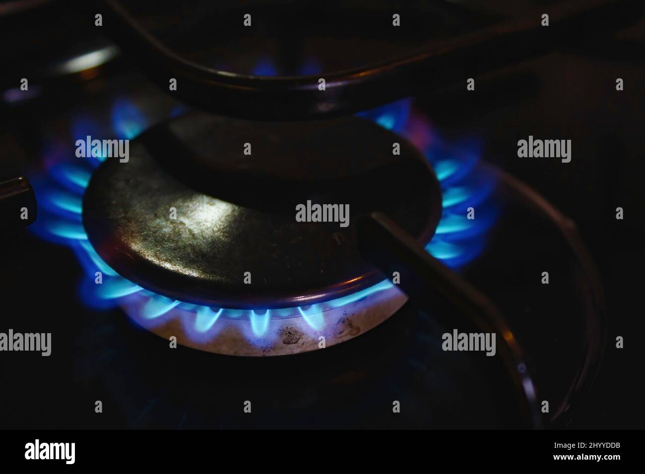 Un piano cottura a gas blu si è acceso su una cucina domestica Foto Stock