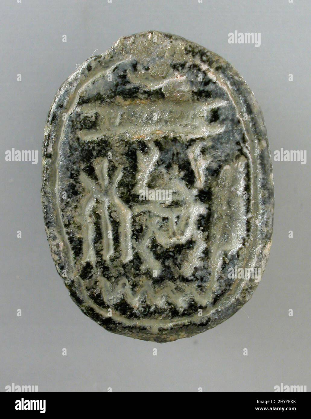 Scarab con scrittura crittografica del nome di Dio Amen-Re. Egitto, 19th - 20th Dinastia (1315 - 1081 a.C.) o forse più tardi. Scultura. Steatite grigio scuro Foto Stock