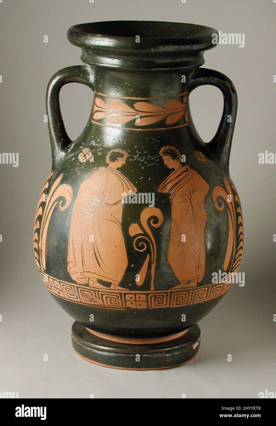 Pelike con (A) Donna e Gioventù e (B) due giovani. Sud Italia, Puglia, 4th sec. a.C. Mobili; Serviceware. Terracotta Foto Stock