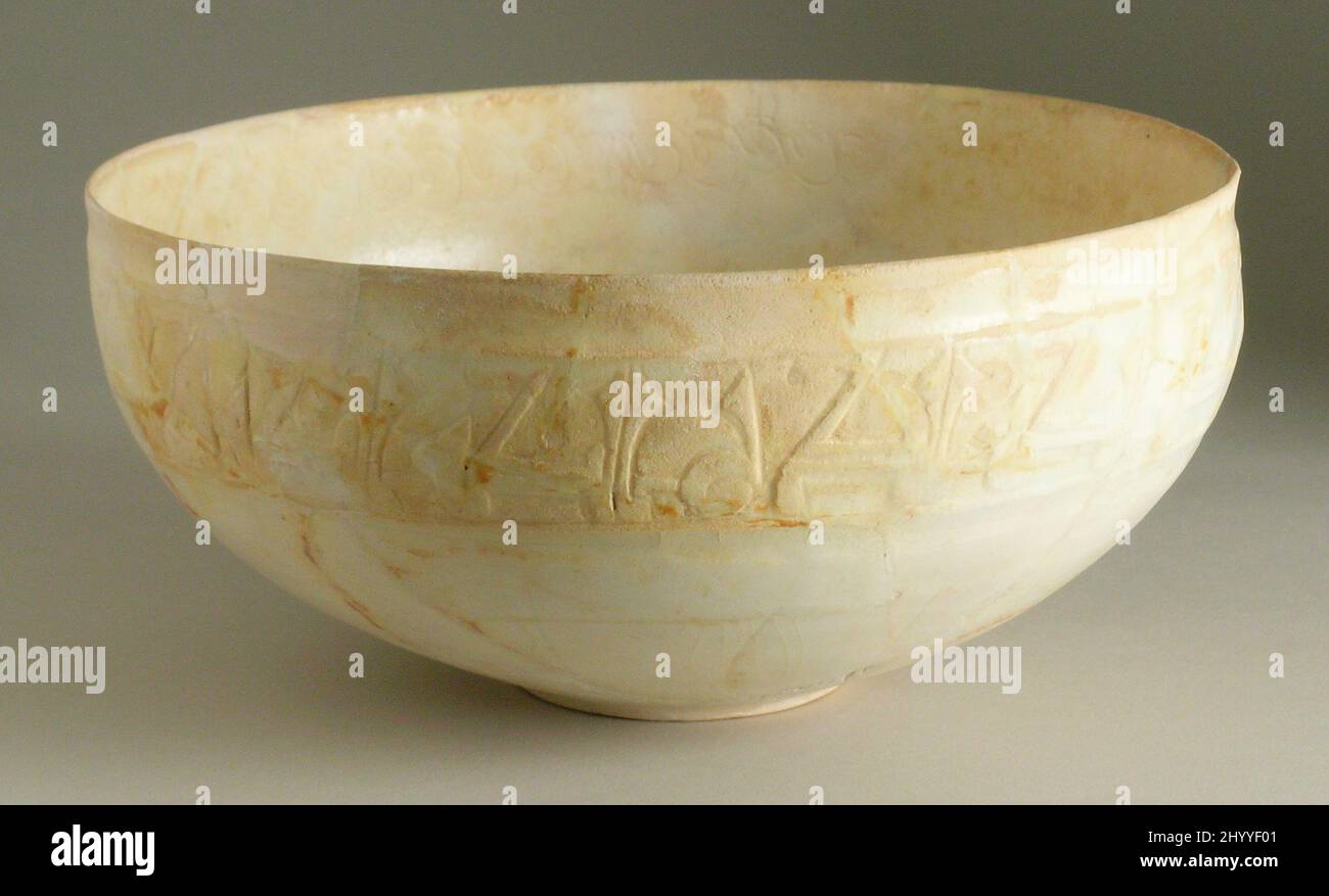 Ciotola. Iran, 1000-1250. Ceramica. Ritagli, incisi, intagliati e smaltati Foto Stock