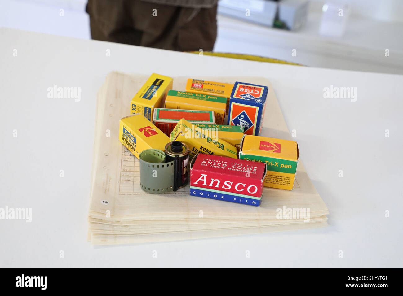 Diversi tipi di film, tra cui Kodak e Agfa presso un museo di macchine fotografiche, Vadstena, Svezia. Foto Stock