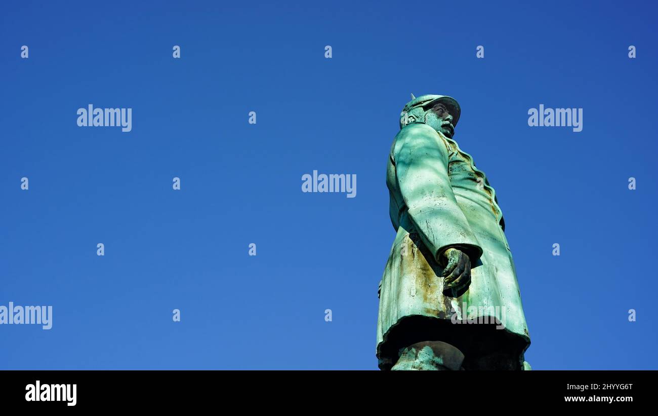 Statua in bronzo di otto von Bismarck a Düsseldorf, svelata nel 1899. E' protetto da monumento. Foto Stock