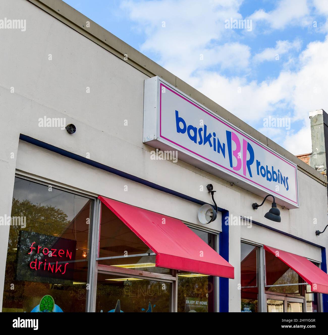 NEW ORLEANS, LA, USA - 7 MARZO 2022: Cartello di fronte al Baskin-Robbins Store nel centro commerciale Strip Foto Stock