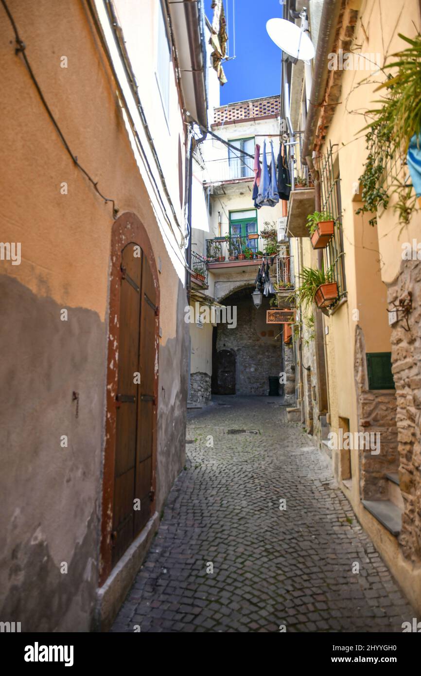 Una stradina tra le antiche case in pietra di Altavilla Silentina, città in provincia di Salerno, Italia. Foto Stock