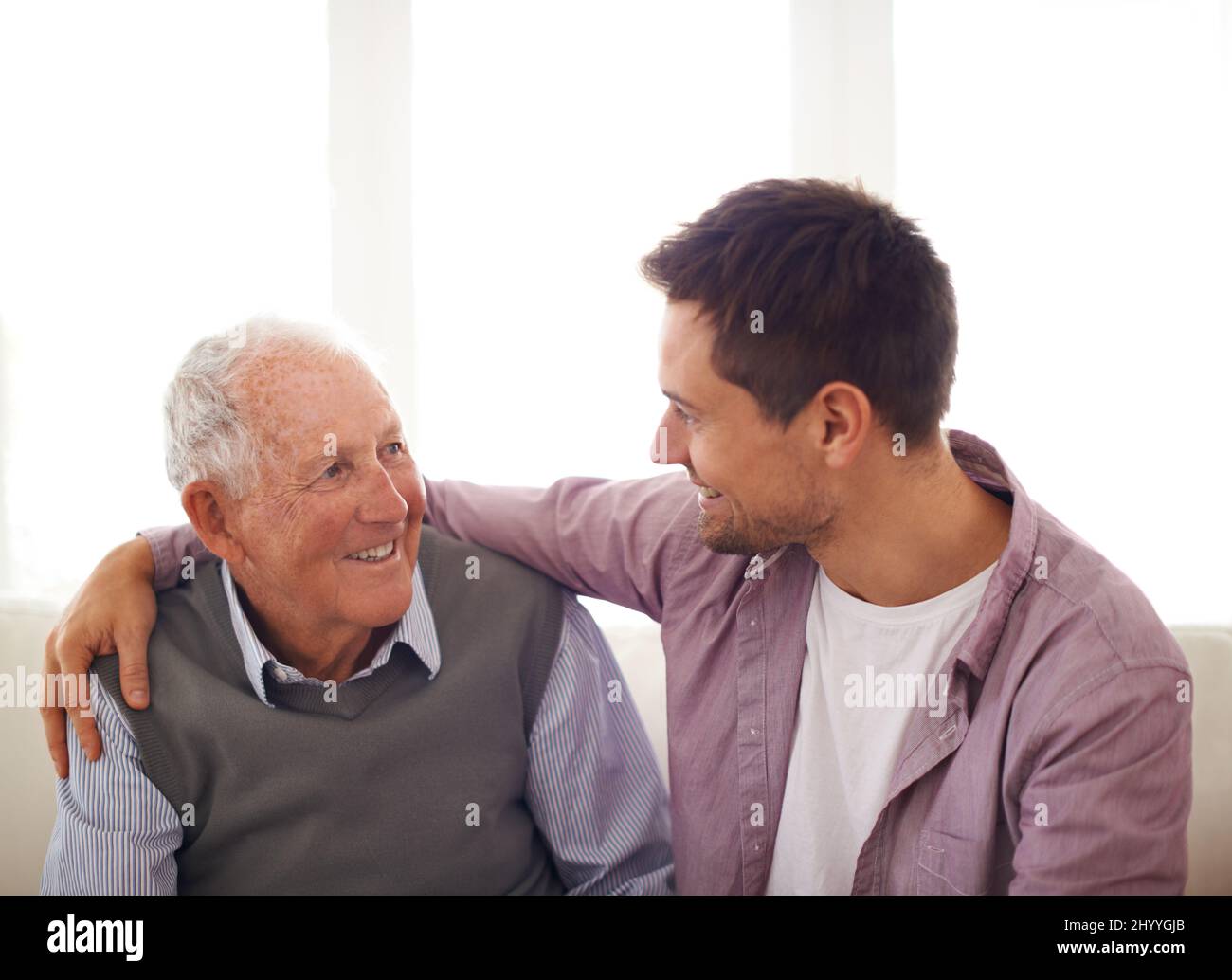 Così orgoglioso del suo papà. Colpo di un padre anziano che si lega con suo figlio. Foto Stock