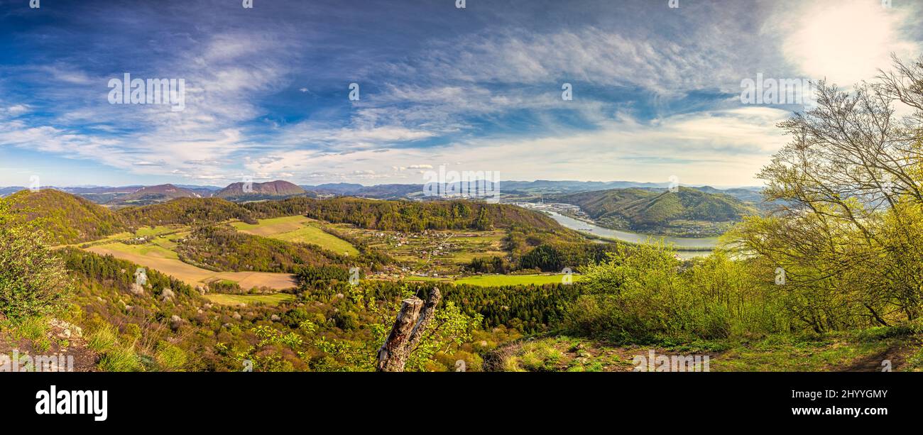 Vista dalla collina di Klapy, riserva naturale vicino a Povazska Bystrica città nella Slovacchia nord-occidentale, Europa. Foto Stock